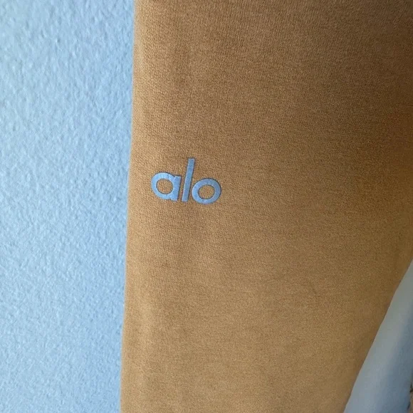 ALO Yoga Women’s Camel Joggers - Picture 3 of 4